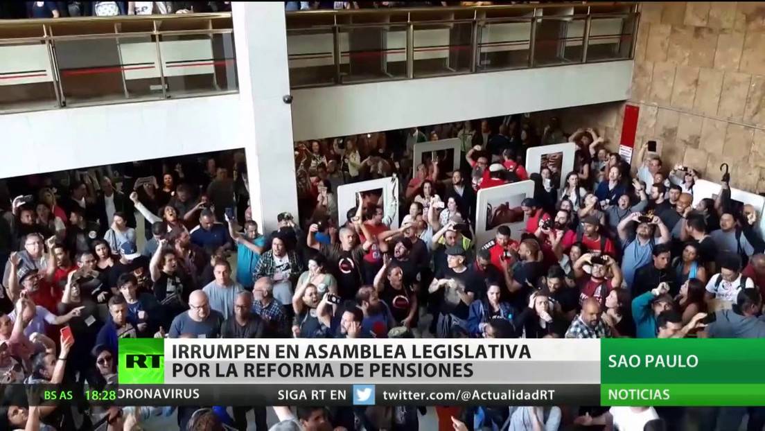 Manifestantes irrumpen en la Asamblea Legislativa de Sao Paulo en protesta por la reforma de pensiones (Vídeo)