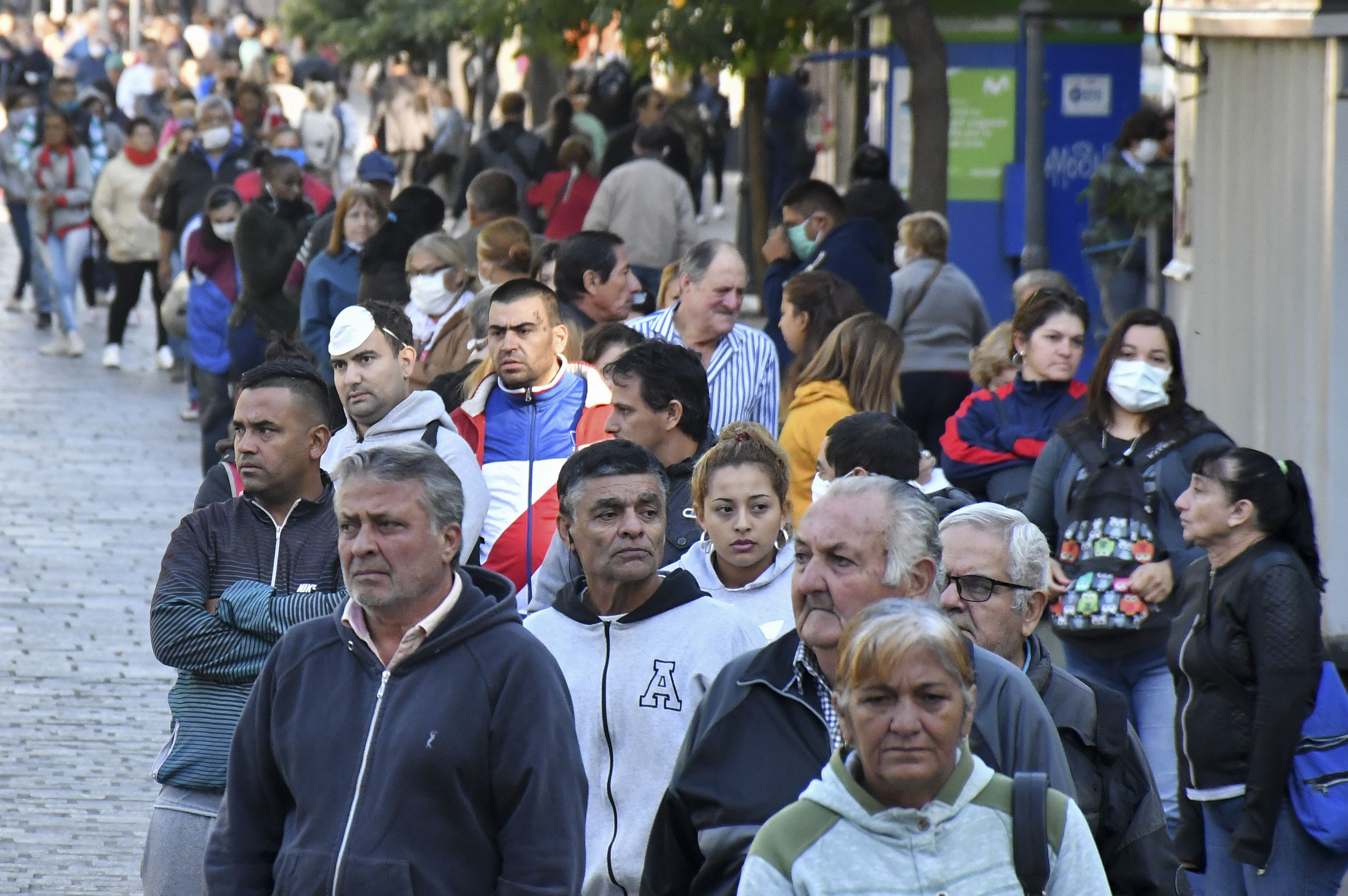 Miles de jubilados se agolpan ante los bancos argentinos y se exponen a un contagio masivo